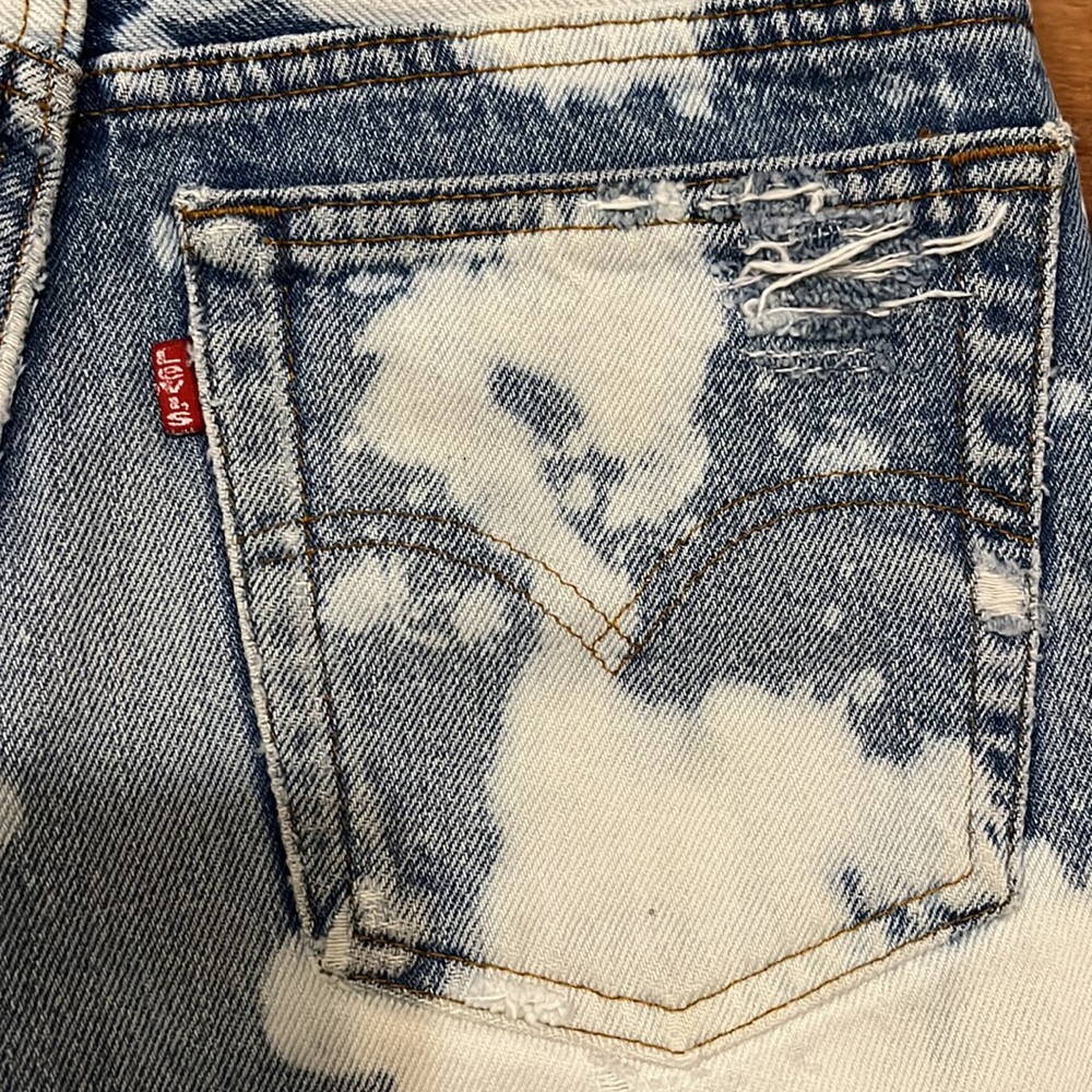 Levi’s bleach dye raw edge high waisted jean shorts - Picture 4 of 8